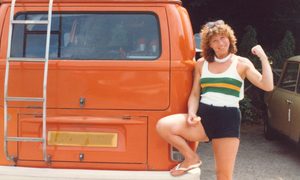 Mujer posa con una Combi de los ochenta