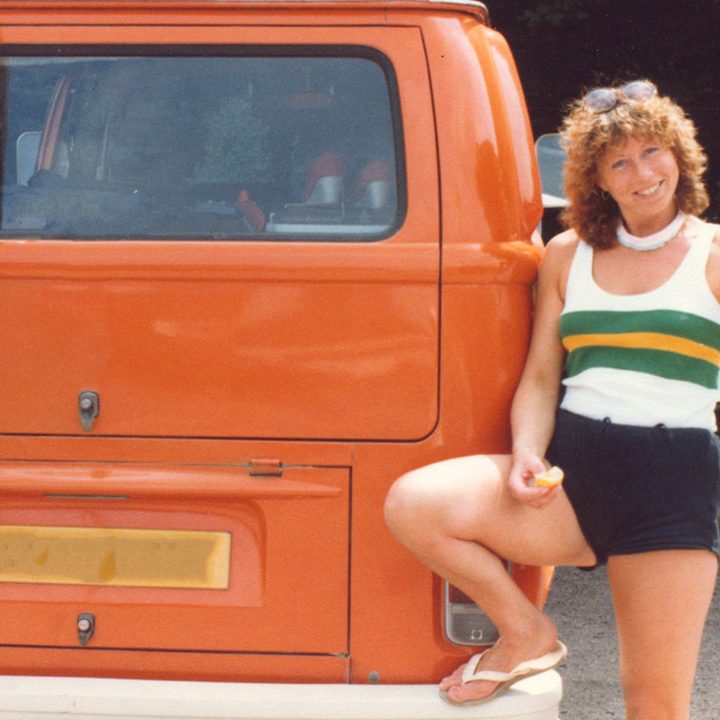 Mujer posa con una Combi de los ochenta