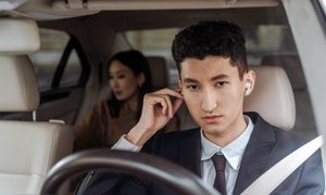 Un conductor de Uber se ajusta sus AirPods antes de partir.