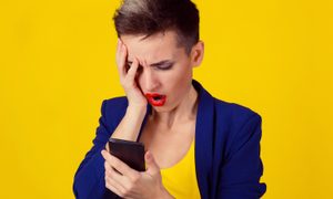 cinco aplicaciones chrome que debes eliminar por ser malware shocked woman looking at phone