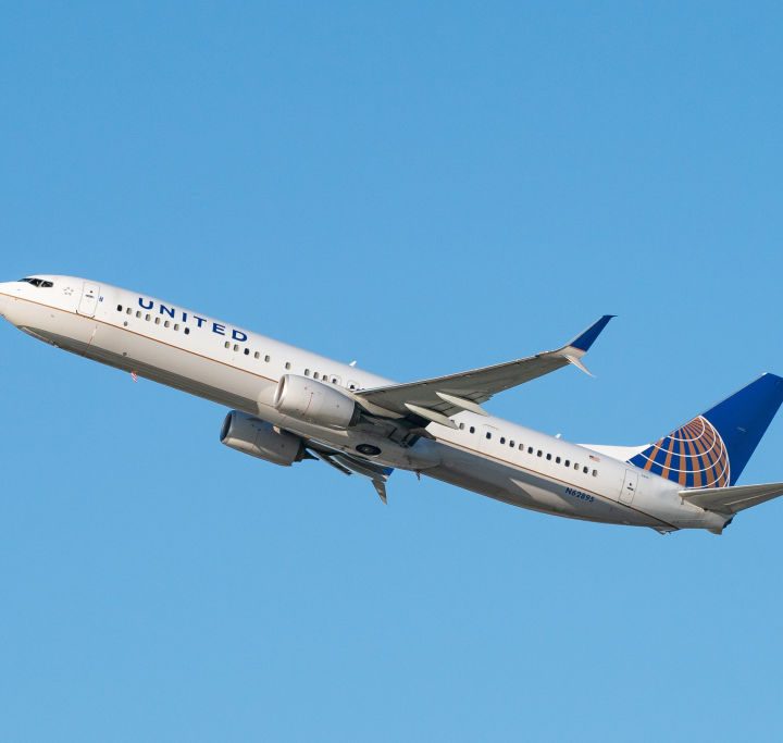 Avión de American Airlines en pleno vuelo.