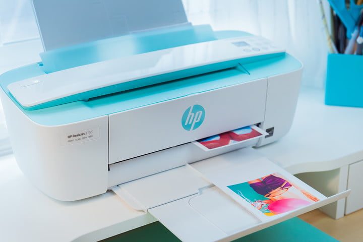 Impresora HP DeskJet 3755 en blanco y azul imprimiendo un documento.