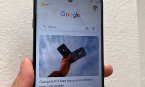 Usuarios sosteniendo un celular que muestra la interfaz principal de Google Discover.