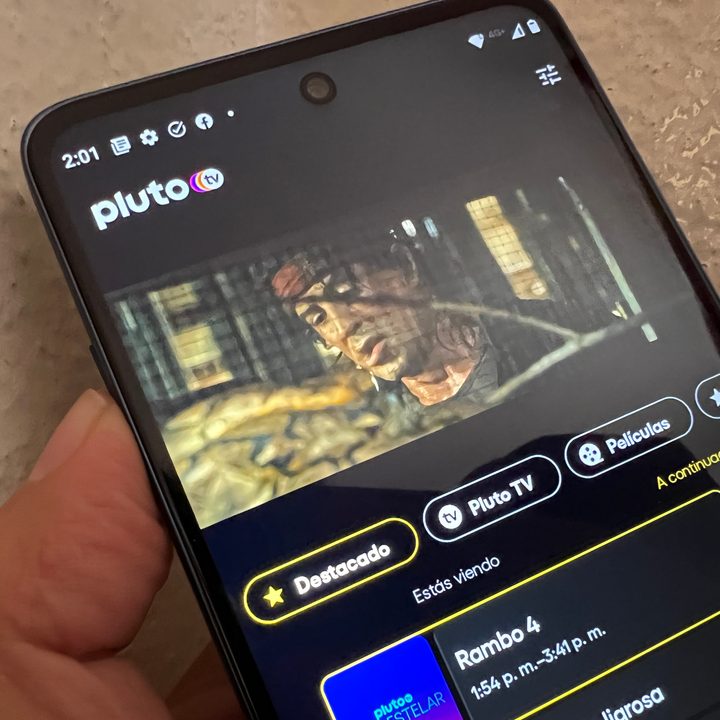 Teléfono está desplegando la interfaz principal de Pluto TV, servicio de streaming de video.