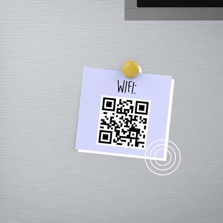 Un código QR sobre una nevera para compartir la red Wi-Fi fácilmente.