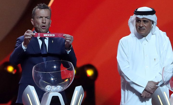 El ex campeón del mundo, el alemán Lothar Mattheus saca el papel de México en el sorteo de Qatar 2022