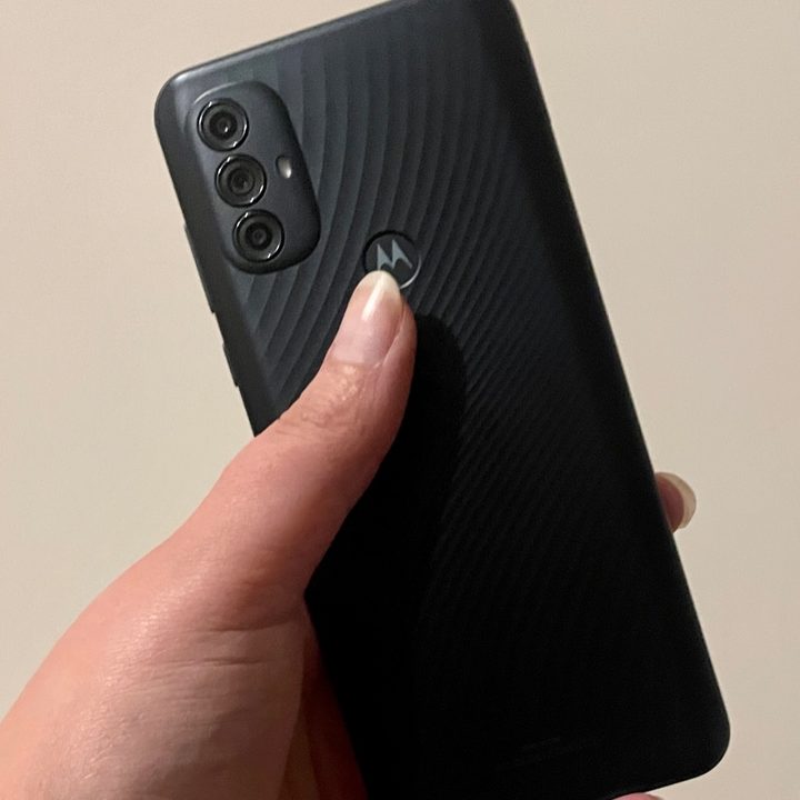 Vista posterior de un celular Moto G Power 2022.