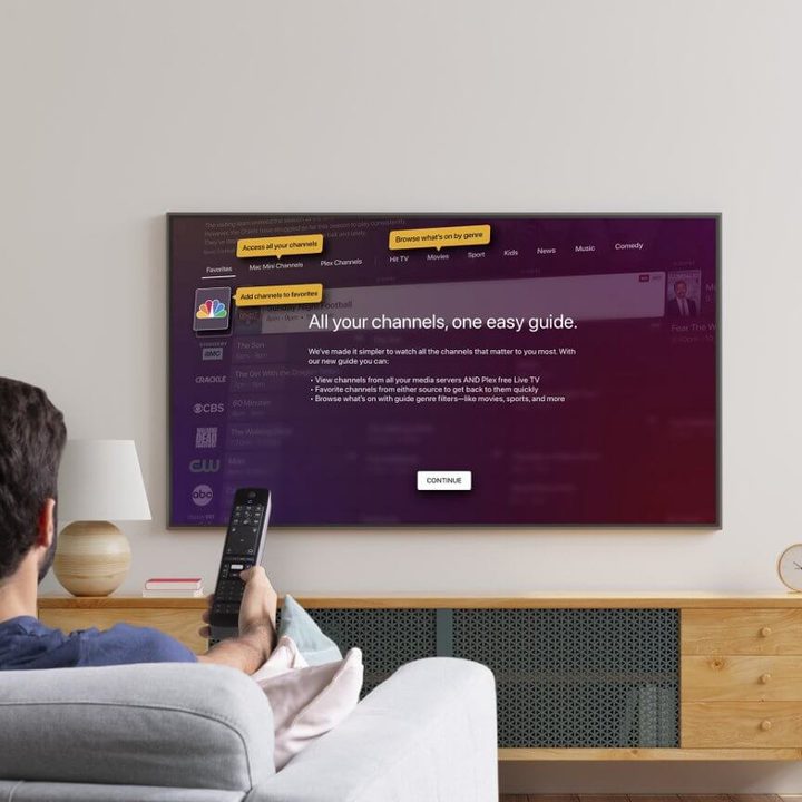Un hombre explorando la plataforma Plex en su televisor.