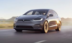 exige dinero tesla model x regreso 2020