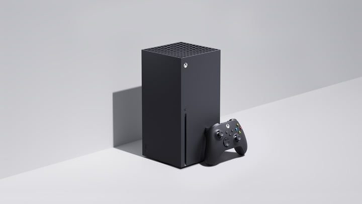 Consola Xbox Series X en color negro con su mando.