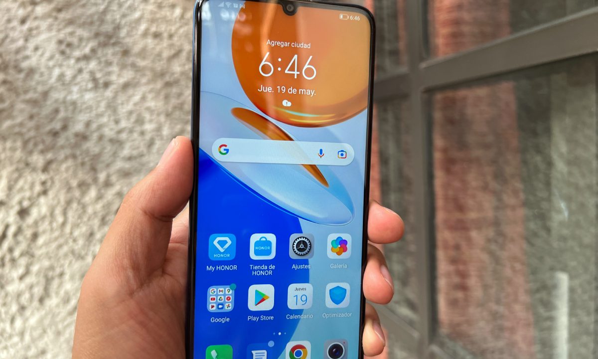 Usuario sostiene un celular Android, el Honor X7.