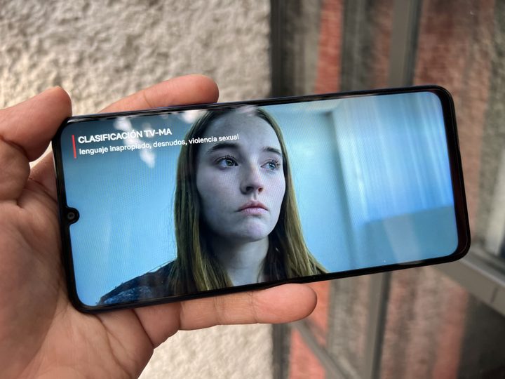 Usuario sostiene un celular Android, el Honor X7.