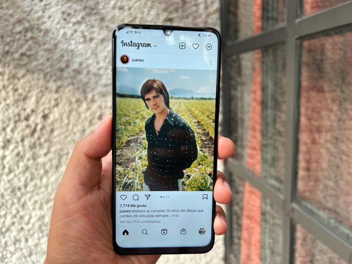 Usuario sostiene un celular Android, el Honor X7.