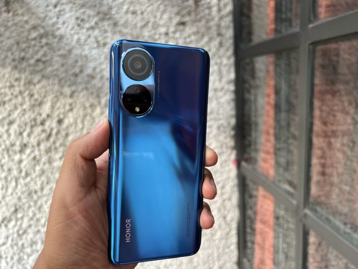 Usuario sostiene un celular Android, el Honor X7.