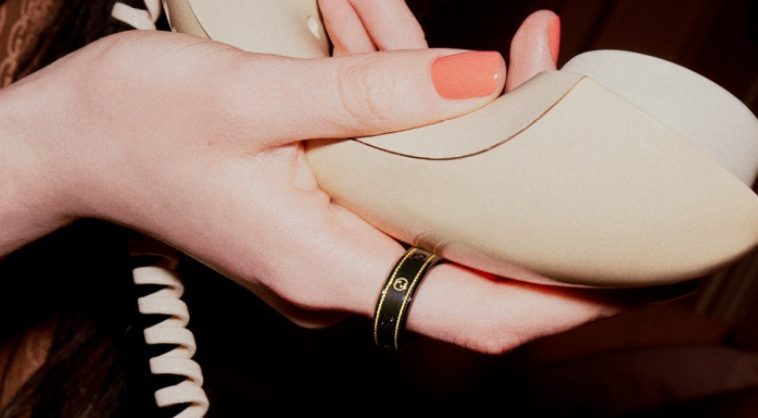Gucci y Oura han hecho un anillo inteligente de 950 dólares