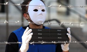 Enmascarado protesta contra Apple y los iPhone
