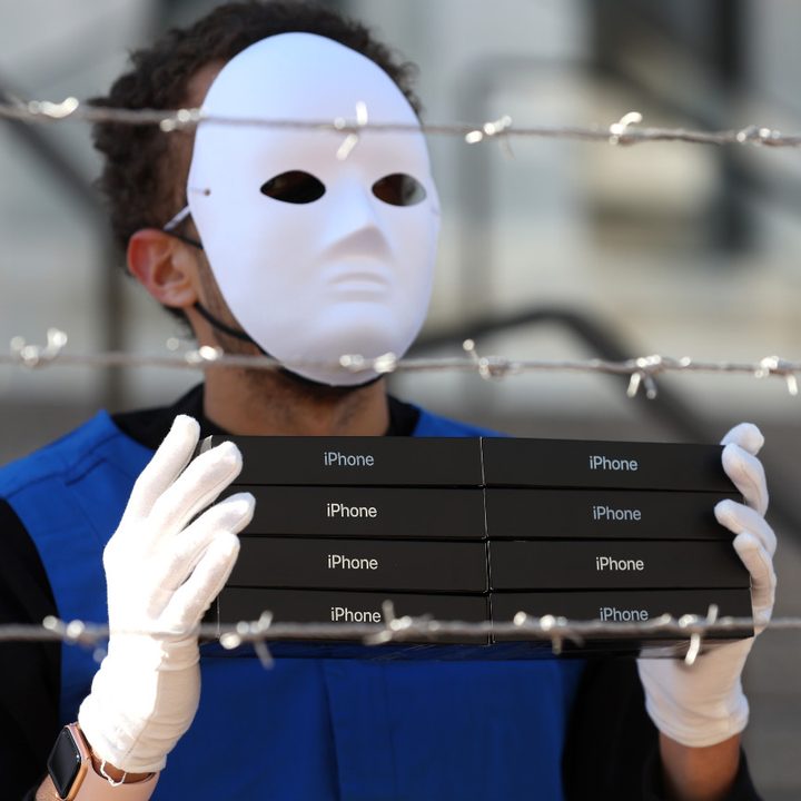 Enmascarado protesta contra Apple y los iPhone