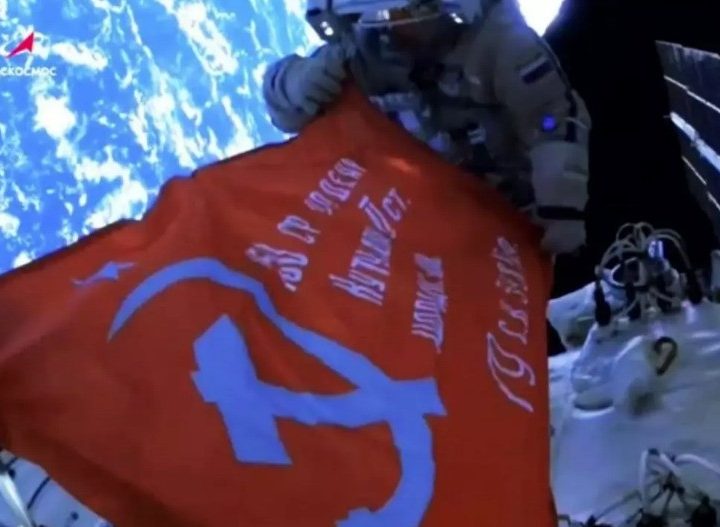 Cosmonautas rusos despliegan bandera de la Victoria en la ISS