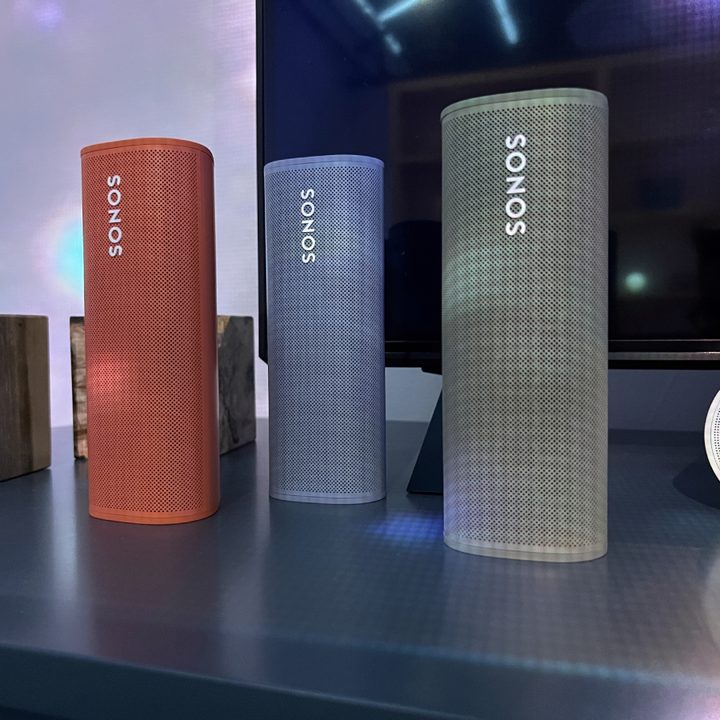 Diversos colores de la Sonos Roam, las cuales están colocadas sobre un mueble.