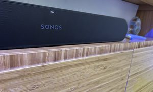 Sonos Ray colocada sobre un mueble de madera.