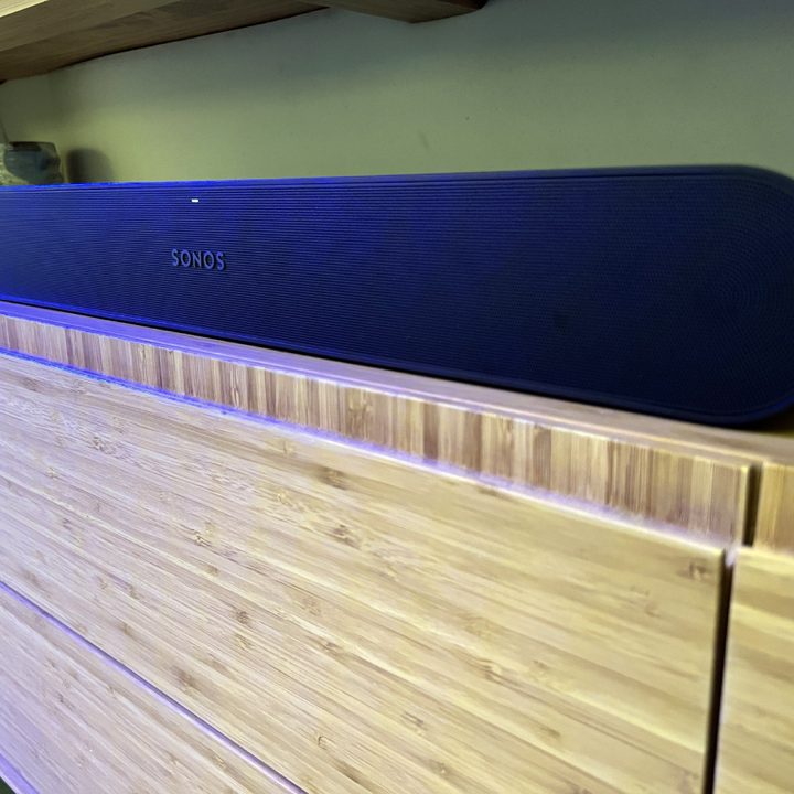 Sonos Ray colocada sobre un mueble de madera.