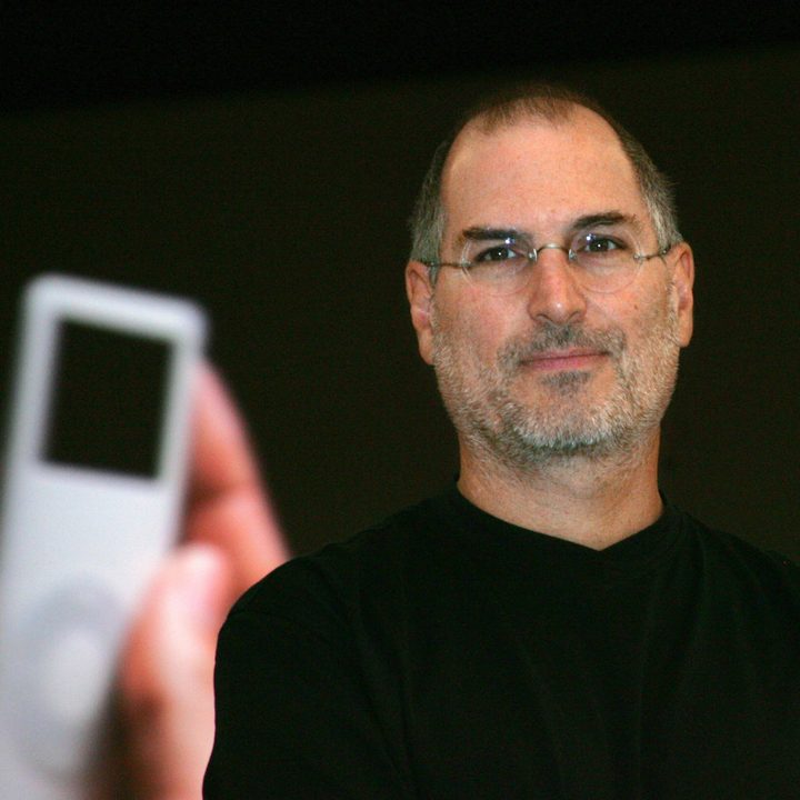 Steve Jobs sostiene y muestra un Ipod