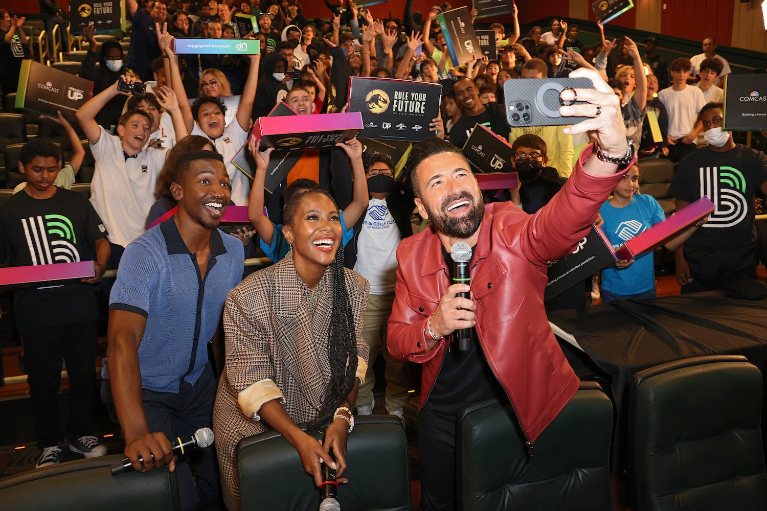 actores jurasic world regalan laptops jurassic dominion  special screening