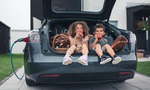 apple car sin volante pedal de freno brother and sister eating apples while sitting in trunk