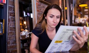 colocan resenas 1 estrella restaurantes google estafa beautiful young woman looking at menu