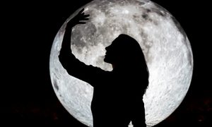 nasa 13 lugares para que una mujer pise la luna 2025 silhouette woman gesturing while standing against full moon in sky at ni