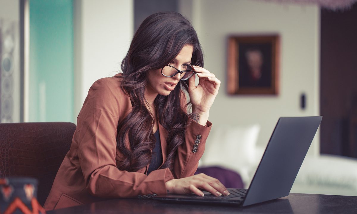 Cómo verificar antecedentes online de manera gratuita.