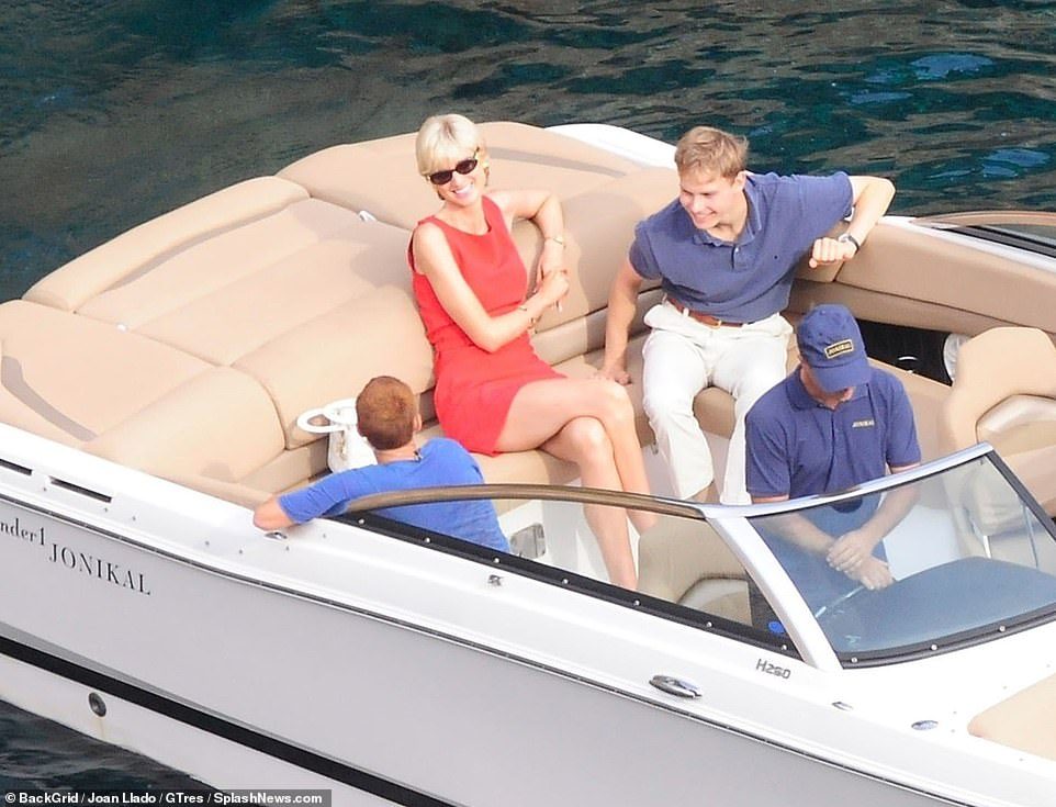 the crown 5 primeras imagenes reina isabel diana harry william 63480353 11316073 image a 32 1665767214146