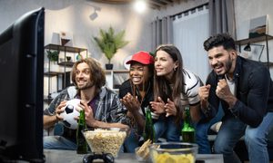 ver mundial qatar 2022 eeuu emotional four people in casual clothes watching football match while