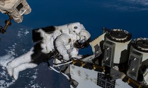 en vivo dos astronautas realizan primera caminata espacial