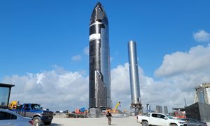 spacex coloca plataforma cohete super heavy starship boca chica 080521  starshipgazer b4 s20 rollout stack prep 7 crop scaled