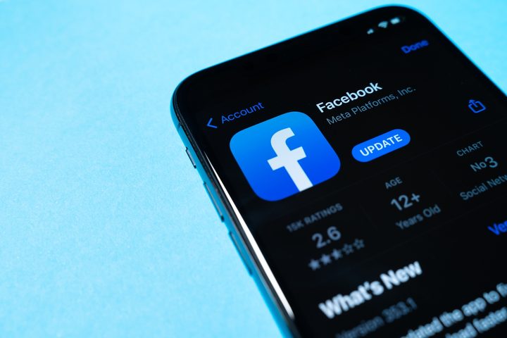 Cómo activar el modo oscuro de Facebook en iOS y Android.