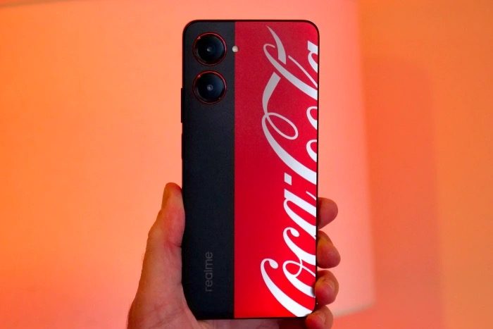 telefono realme coca cola x back in hand