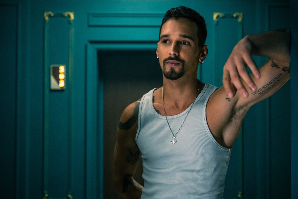 Joel Sánchez es Bruce