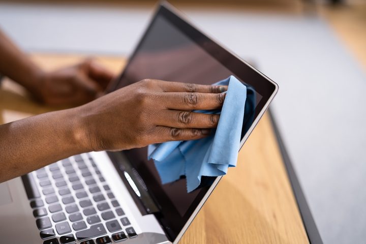 Cómo limpiar la pantalla de la computadora portátil sin dañarla.