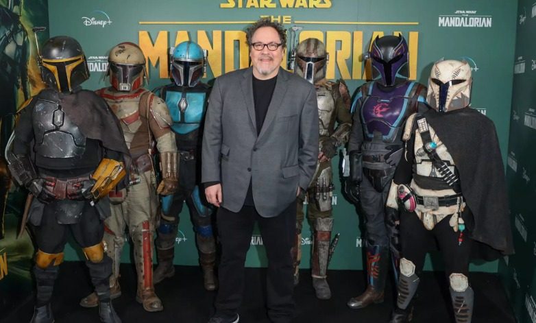 Jon Favreau con varios mandalorianos