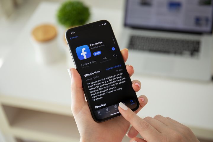 Cómo activar el modo oscuro de Facebook en iOS y Android.