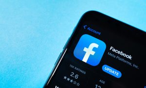 Cómo activar el modo oscuro de Facebook en iOS y Android.