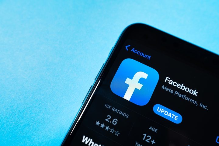 Cómo activar el modo oscuro de Facebook en iOS y Android.