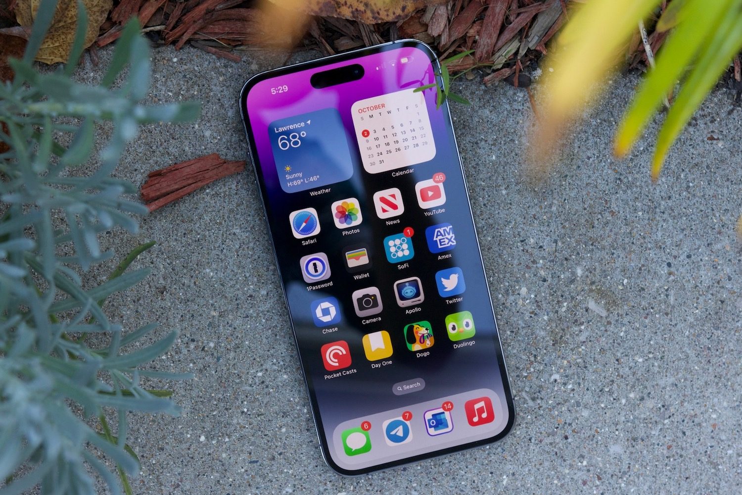 iPhone 14 Pro Max en el suelo