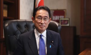 chatgpt identifico erroneamente primer ministro japon fumio kishida poses photograph