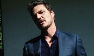 pedro pascal escupo saliva auto