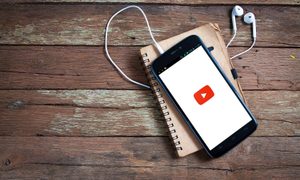Cómo escuchar YouTube de fondo con otra aplicación abierta.