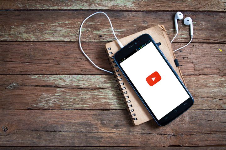 Cómo escuchar YouTube de fondo con otra aplicación abierta.