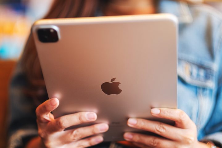 Persona usando un iPad de Apple – Te enseñamos a dividir la pantalla de una iPad (o iPhone).