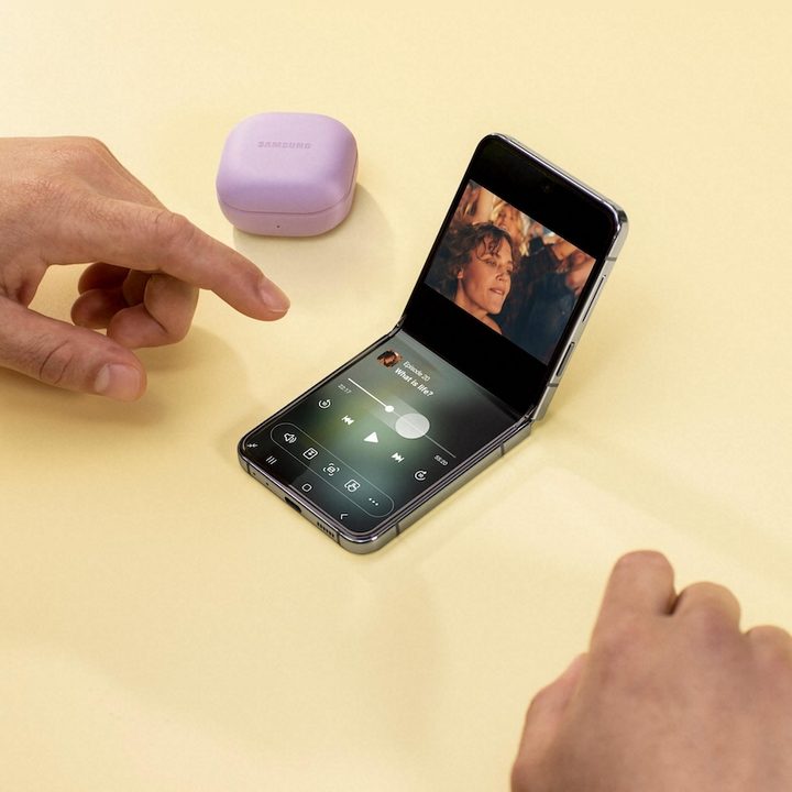 Unas manos junto al Samsung Galaxy Z Flip 5.